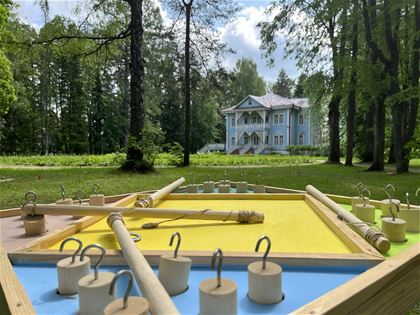 «У нашего крыльца забавам нет конца»